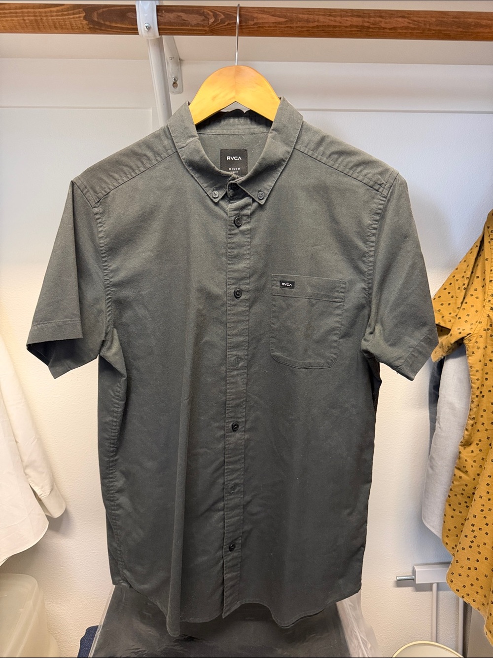 RVCA Men's Short Sleeve Button-Down Shirt in Charcoal Gray